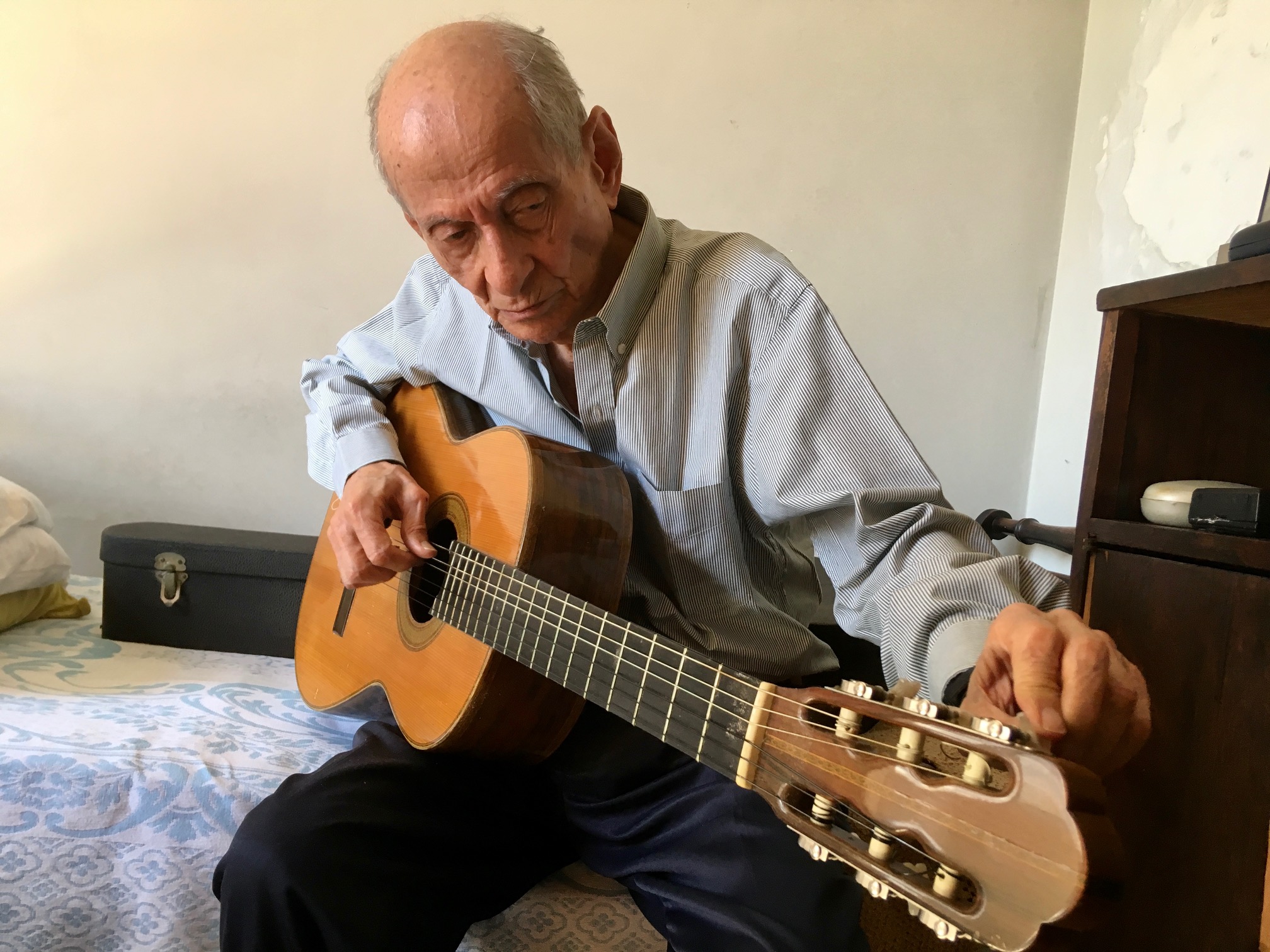 Jairo e o violão: cantar, só em casa