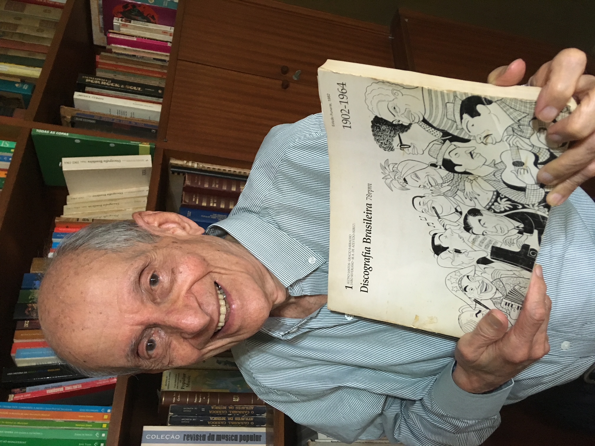 Jairo Severiano e o primeiro dos cinco volumes da Discografia Brasileira 78 rpm, que fez com Miguel Ângelo de Azevedo (o Nirez), Alcino Santos e Grácio Barbalho e que a Funarte publicou em 1982
